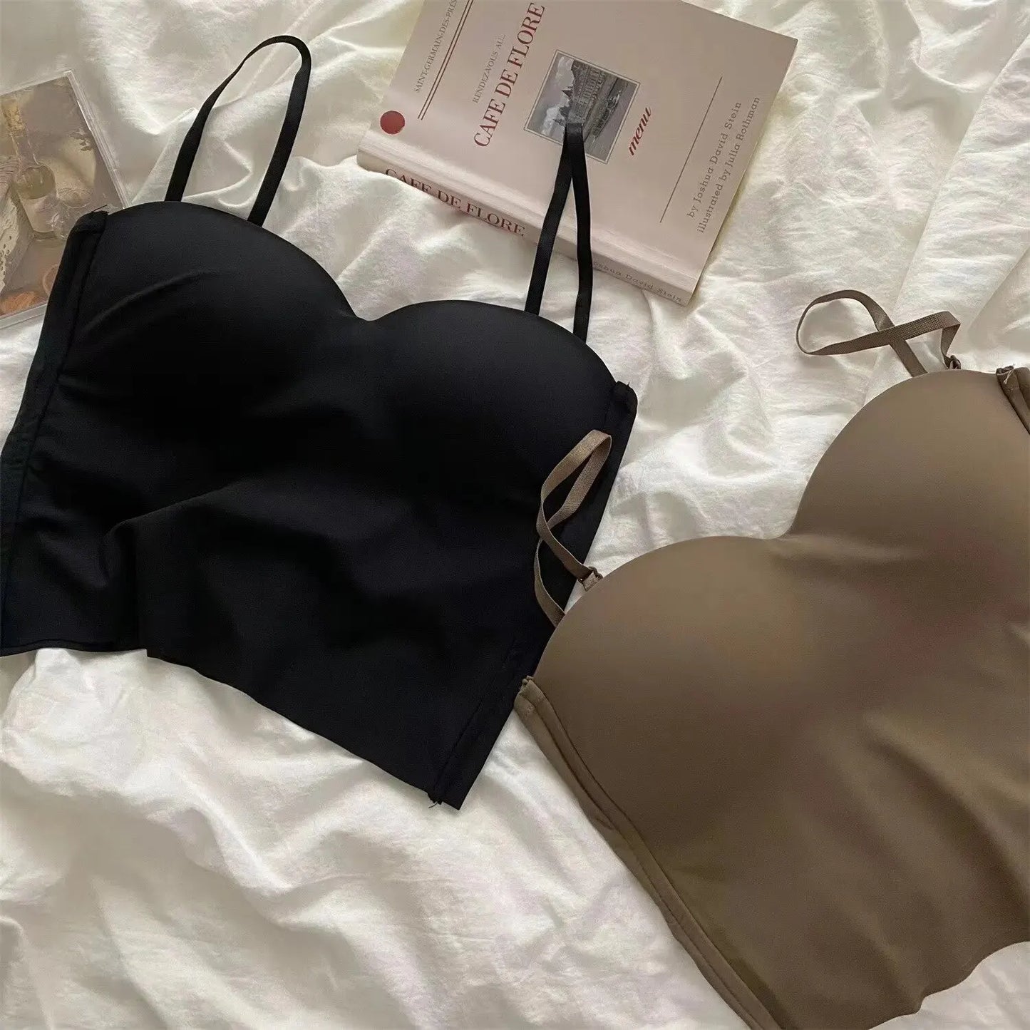 Tirantes finos de doble tirante de color liso para chicas atractivas.