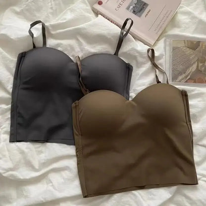 Tirantes finos de doble tirante de color liso para chicas atractivas.