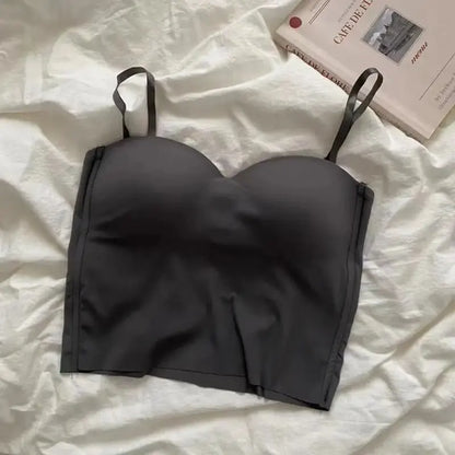 Tirantes finos de doble tirante de color liso para chicas atractivas.