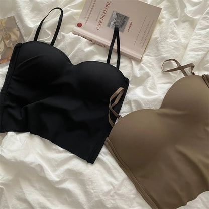 Chicas atractivas con tops halter de color liso llevan chalecos deportivos, sexys y ajustados.