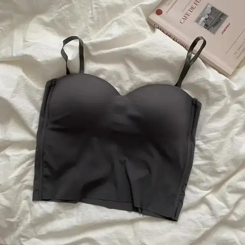 Chicas atractivas con tops halter de color liso llevan chalecos deportivos, sexys y ajustados.